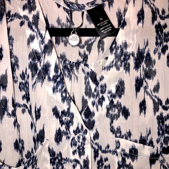 💖 NWOT BKE Boutique top! Semi-sheer white fabric w/ navy floral & gold stripes - Picture 10 of 12